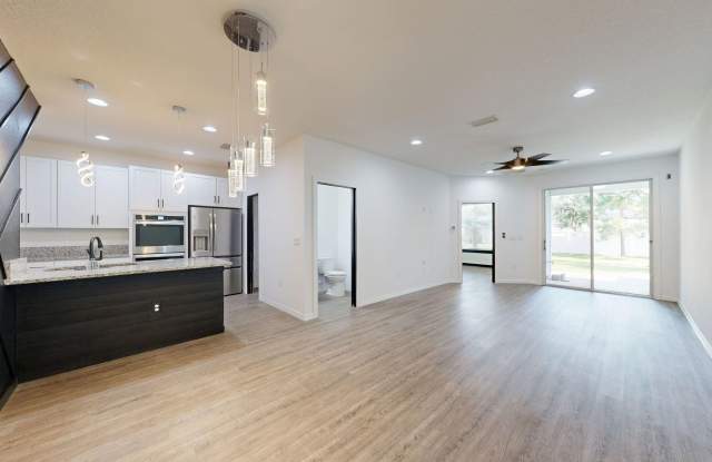 Beautiful 3 bedroom 2.5 bath townhouse Gallery 3