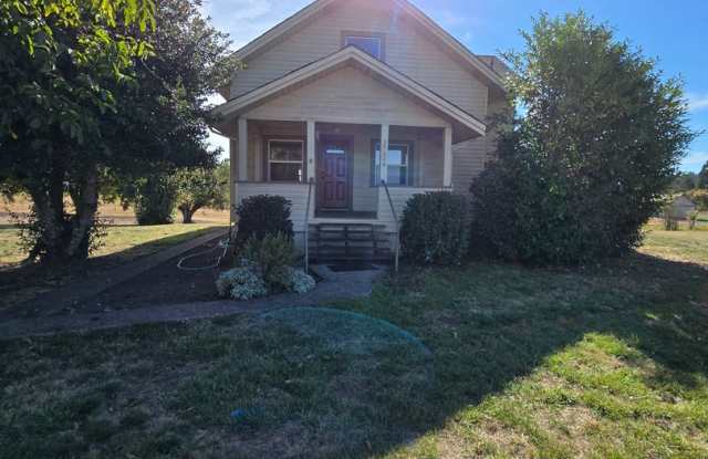 Pet Friendly Farmhouse Near Corvallis – 4 Bedrooms, Large Yard & Detached Garage Gallery 1