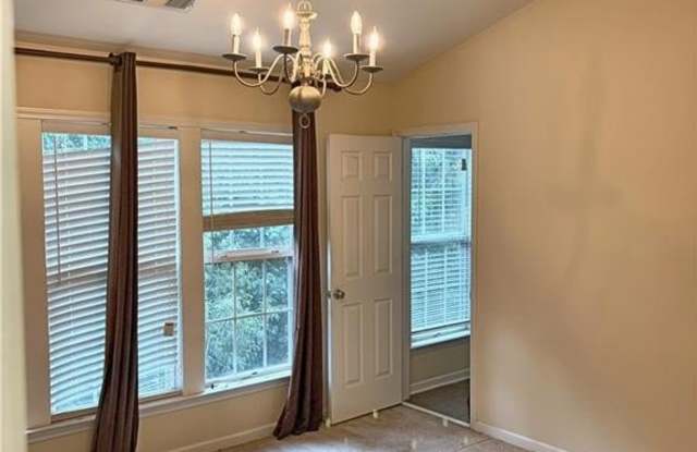 1370 Thornborough Drive Gallery 4