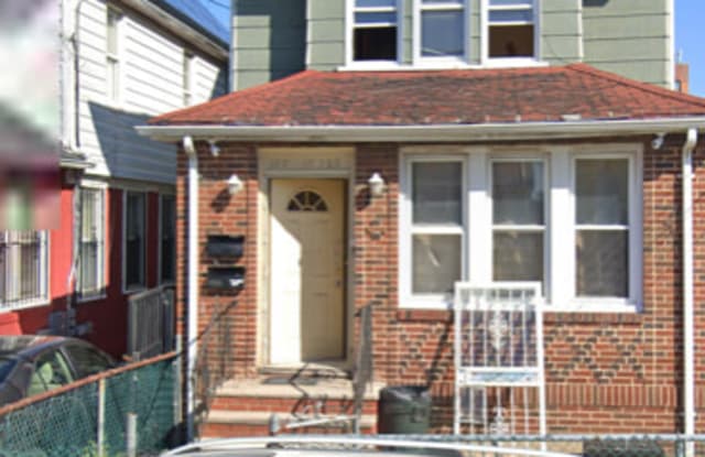 109-17 169 Place - 109-17 169th Place, Queens, NY 11433