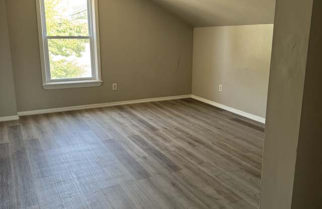 5619 Harvard Avenue Gallery 1