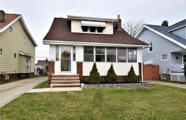 Spacious 3 Bedroom With Upgrades and Appliances - 5710 Snow Road, Parma, OH 44129