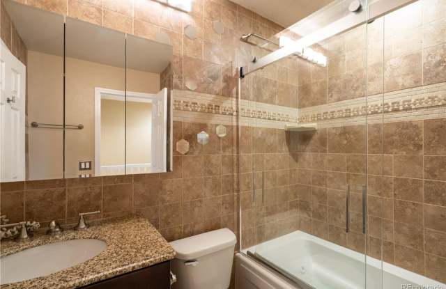 Beautiful Two Bedroom Two Bath Townhome in Indian Creek Gallery 1