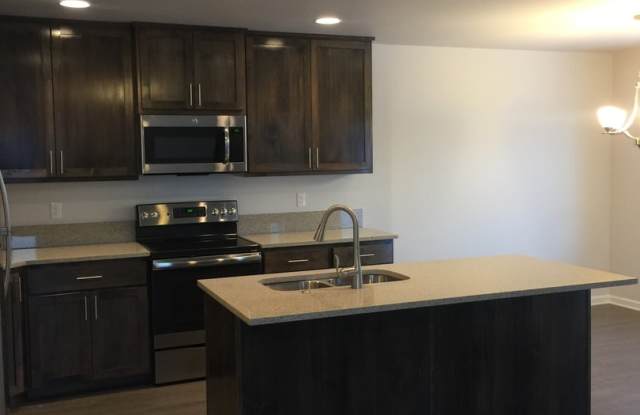 SE Newer Townhouse, 3 Bedrooms, 2 1/2 Baths, Garage, Gas Heat, Patio, Pet Considered Gallery 4