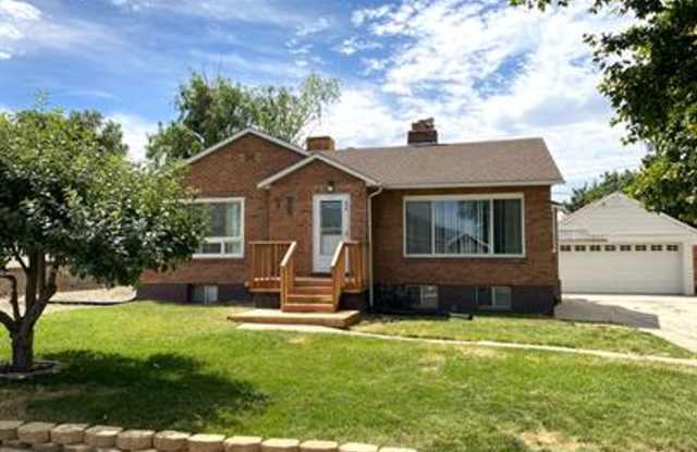 BRAND NEW CARPETS WITH FULL BASEMENT KITCHEN! Lawncare included. photos photos