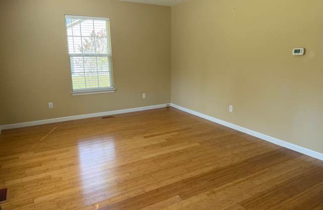 Knoxville 37909 - 2 Bedroom, 1 Bath Cottage Home - Contact Sharon Arnwine (865) 313-7215 Gallery 4