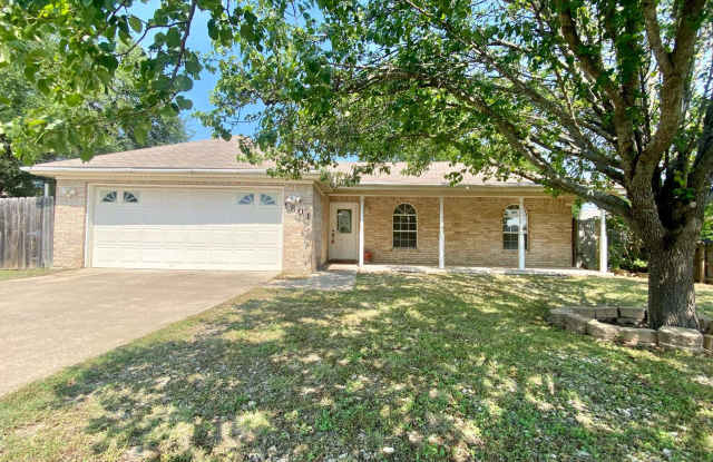 3 bedroom home with a large backyard in Harker Heights! - 1801 Indian Trail, Harker Heights, TX 76548