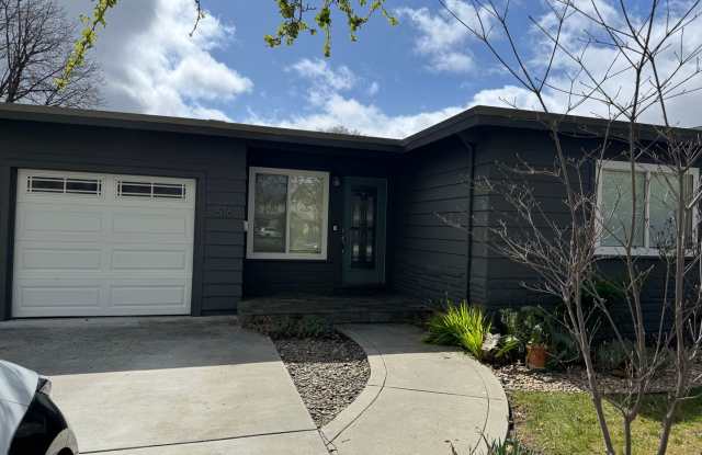 Remodeled 3 bedroom, 1 Bathroom Home; Spacious Backyard; Pet Friendly - 516 Hamilton Avenue, Menlo Park, CA 94025