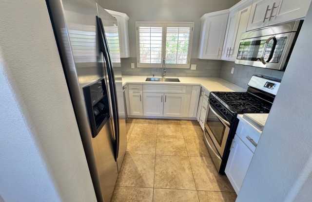 STUNNING 2 BEDROOMS 2.5 BATHROOMS TWO STORY TOWNHOUSE IN GATED COMMUNITY! Gallery 3
