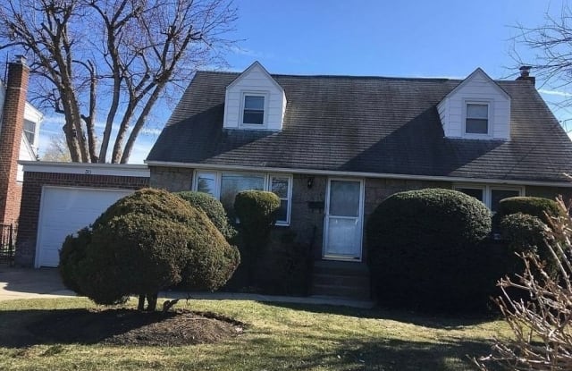 30 I U Willets Road - 30 I U Willets Road, Albertson, NY 11507