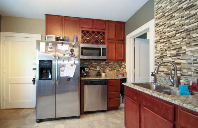 2718 Lincoln Street Northeast - 2 Gallery 3