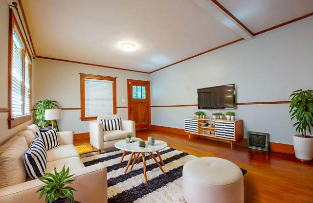 3 Bedroom / 1 Bath Home with Washer/Dryer and Garage in Fremont! - 1436 North D Street, Fremont, NE 68025