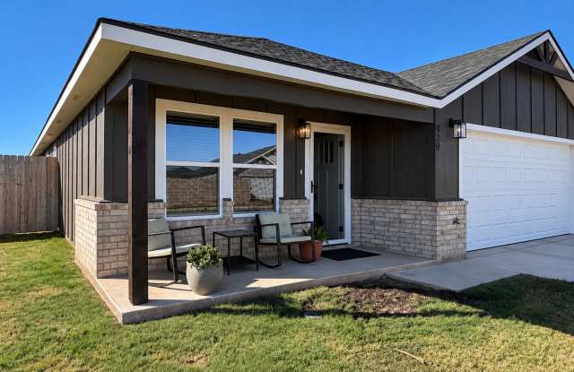Need a November rental? 3/2/2 NICE 'N NEW! Gallery 1