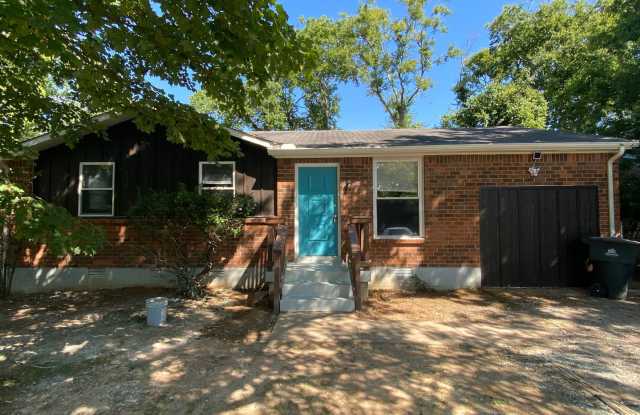 North Nashville 4 bedroom/2 bath brick ranch w/ fenced back yard!! 8 miles to downtown. - 3232 Hinkle Drive, Nashville, TN 37218