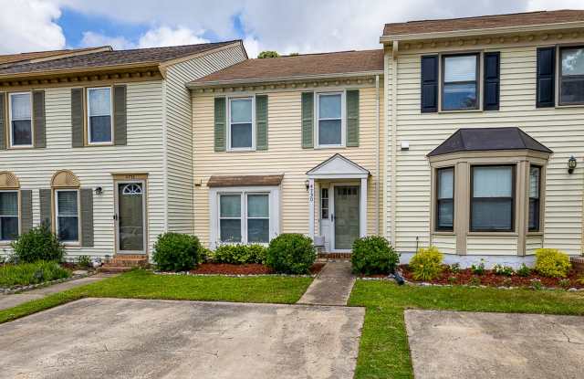 Charming 2 bedroom, 2.5 bathroom townhome in the desirable Kempsville Lake neighborhood of Virginia Beach! Gallery 4