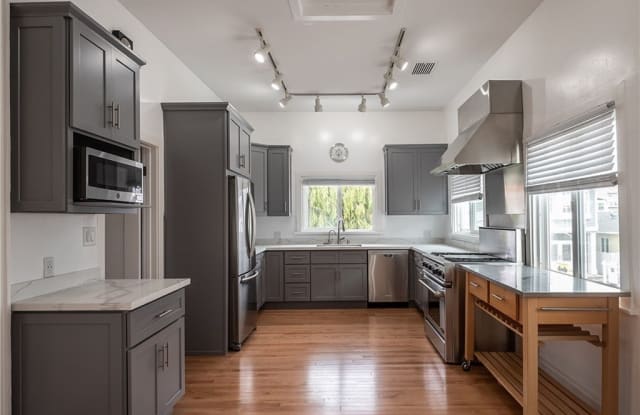 320 Highland REAR UNIT Avenue - 320 Highland Ave, Manhattan Beach, CA 90266