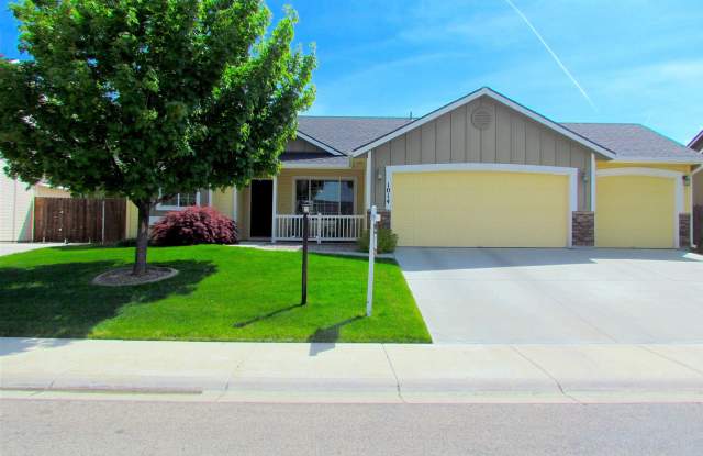 4 bedroom 2 bath + Bonus Room home and neighborhood pool in NW Meridian! photos photos