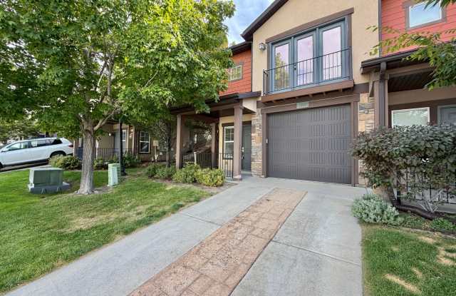 2 Bed Townhome with Garage, Driveway & In-Unit Laundry Gallery 1