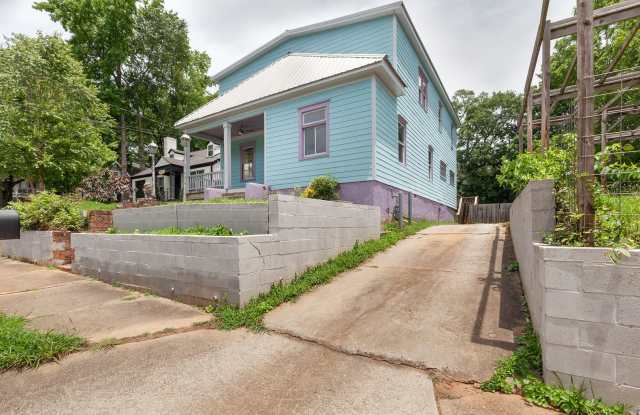 Spacious 6bd/3ba in Grant Park w/ Large Fenced in Backyard & Steps From the Park! Gallery 3