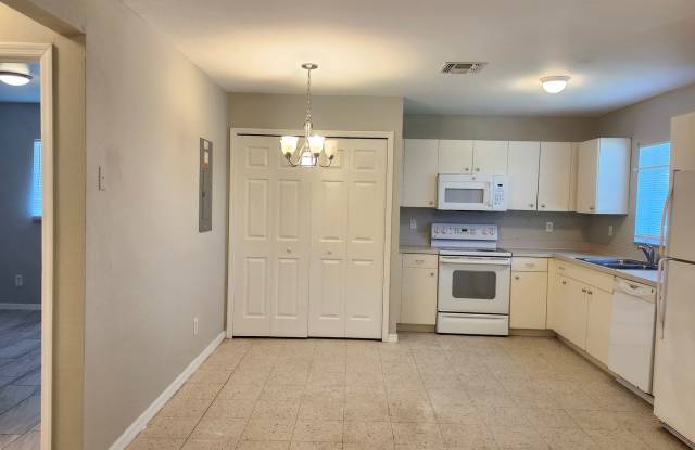 3-Bedroom Duplex in Central Lehigh Acres – Lawn & Salt Service Included Gallery 4