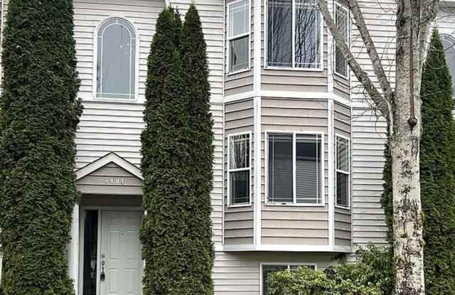 Enormous Tri-Level Townhome 2/2 w/Bonus Room Available Nov. 6th Gallery 1