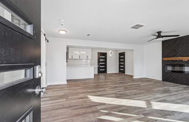Move-In Ready with a Primary Suite — Near the Shipyard & I-664 Gallery 4