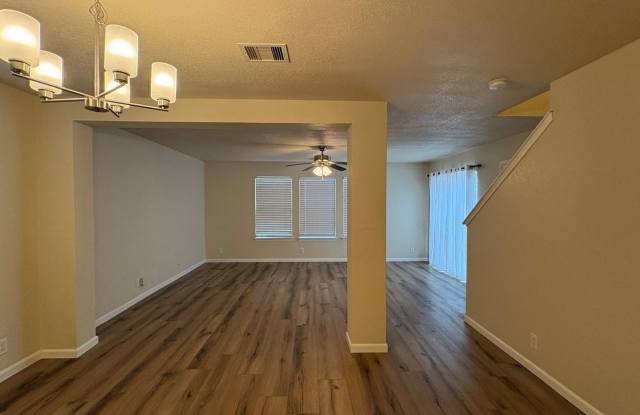 FALL SPECIALS! Wood floors, Walk-In Closets & Shaded Backyard Gallery 4
