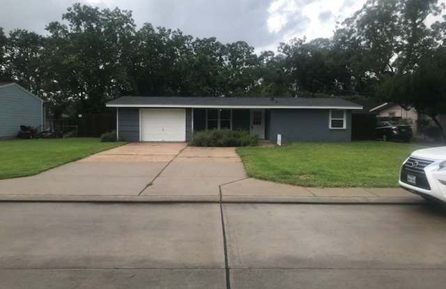 RECENTLY REMODELED BIG 4 BEDROOM 2 BATH LEASE HOME WITH 2390 SF IN LAKE JACKSON, TEXAS photos photos