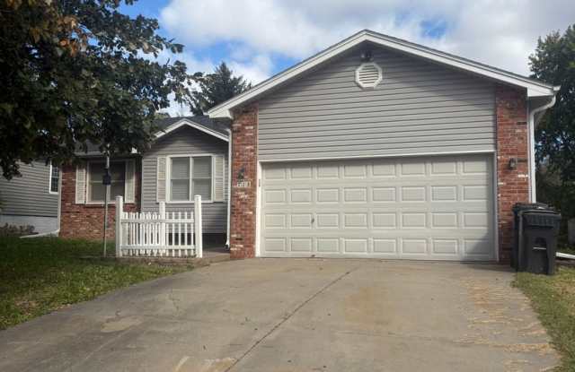 Large 3+2 Bedroom house available now - Half off 1st months rent! Gallery 1