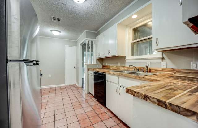 Freshly Updated 3 Bedroom House Gallery 3