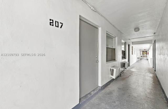 1951 SW 69th Ave Gallery 3