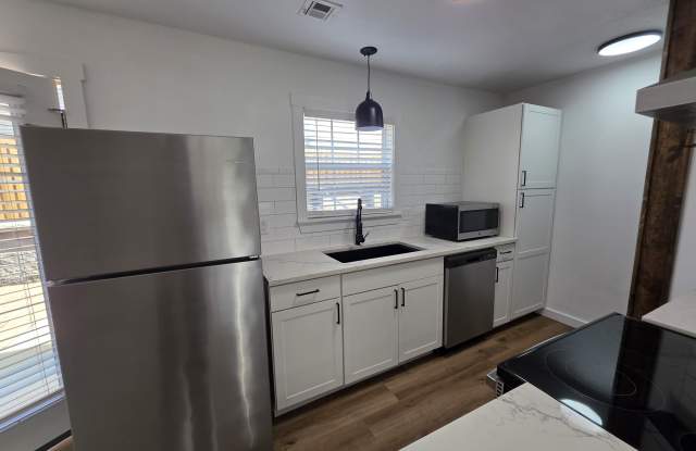 2404 Southeast Jayel Terrace - 3 Gallery 4