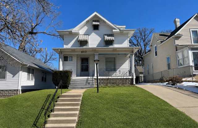Cute & Retro 3 Bedroom Home in Midtown w/ Garage! photos photos Cute & Retro 3 Bedroom Home in Midtown w/ Garage! photos photos