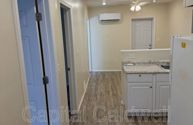 1047 1/2 11th Avenue N Gallery 3