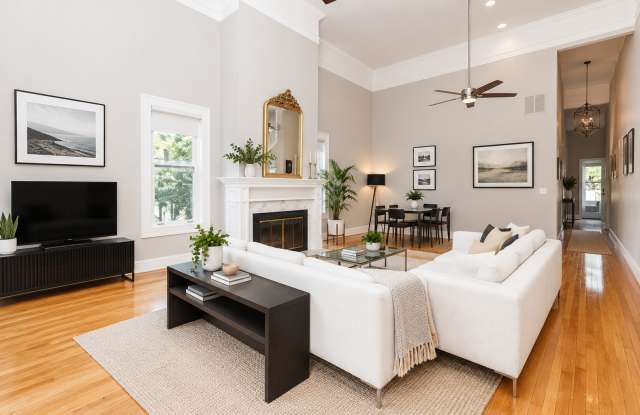 Luxury Three Bed, Two Plus Half Bath with Private Parking Rental Home Gallery 4