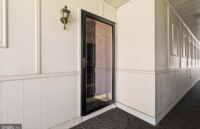 18 VERSAILLES Court Gallery 3