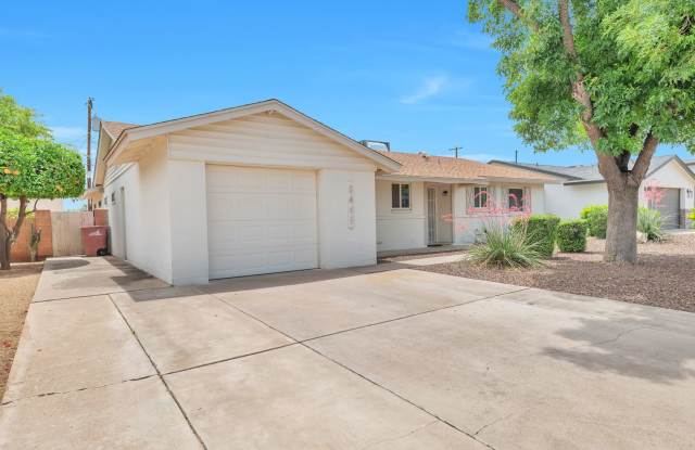 Scottsdale 3 Bedroom!  1700 sf!  New Flooring and Appliances! Granite Counters! Private Grass Yard! Gallery 3