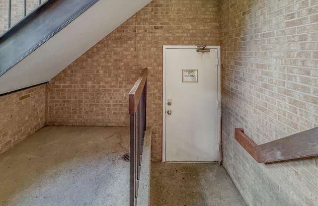 8989-A COTSWOLD Drive Gallery 3