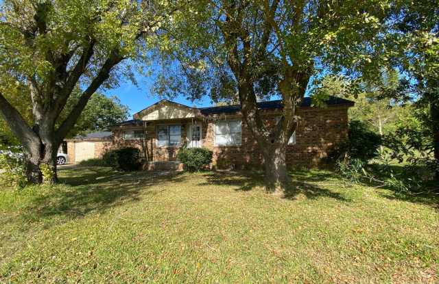 4/2 GORGEOUS AND RECENTLY REMODELED HOME IN TEXAS CITY! A FEW BLOCKS FROM MOSES LAKE! HABLAMOS ESPAÑOL! - 1924 36th Avenue North, Texas City, TX 77590
