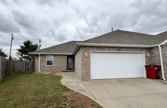 LARGE 3 Bed 2 Bath 2 Car Garage Duplex Available NOW!! Gallery 2
