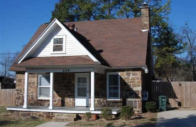 *Pre-Leasing* | Quaint Cottage Close to Everything! - 639 South Happy Hollow Road, Fayetteville, AR 72701