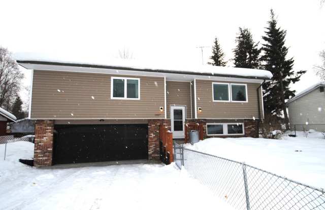3 bed / 3 bath / heated 2 Car Garage in great location! Gallery 1