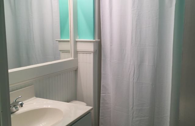 Charming 3 Bedroom near Golden Gate & State Street Social District Gallery 3