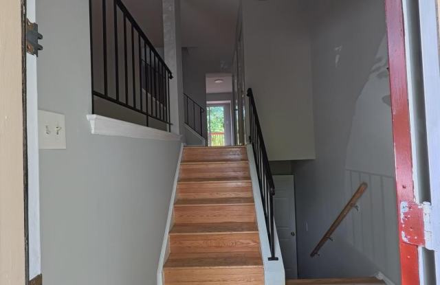 621 IVY LEAGUE Lane Gallery 3