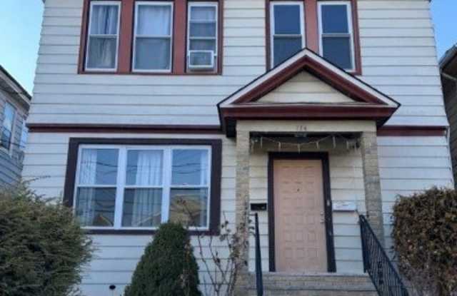 722-724 Van Buren Ave photos photos