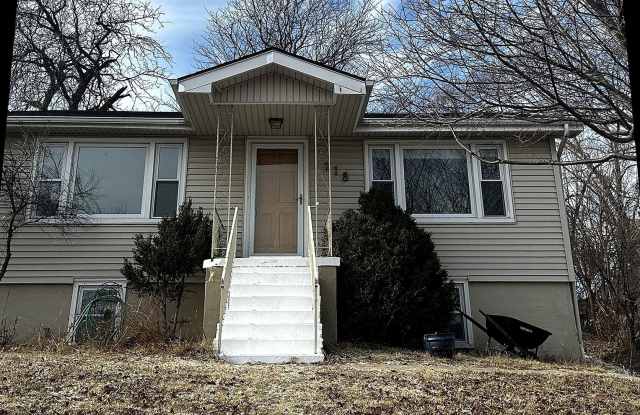 718 N 86th St - 3 Bed/2 Bath in Westside School District | Hardwood Floors, Walkout Lower Level, Detached Garage Gallery 1