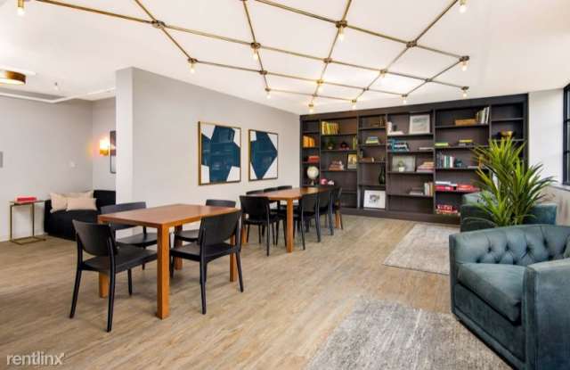 209 W Illinois St Gallery 4