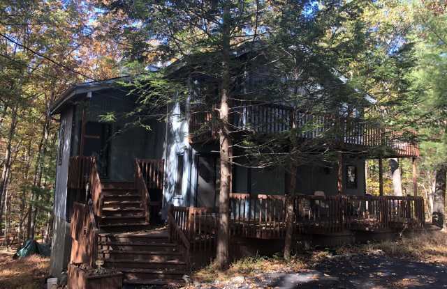 5371 Woodbridge Dr E. - 5371 Woodbridge Drive, Saw Creek, PA 18324
