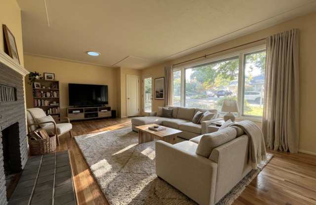 Three bedroom house with large gardens & living space | Available Now Gallery 3
