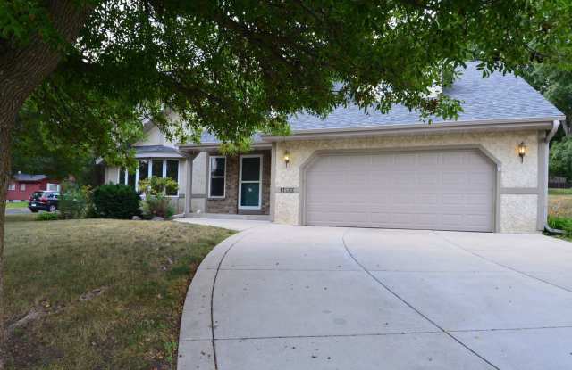 Gorgeous 4 BD / 2.5 BA Home Near North Crystal Lake photos photos